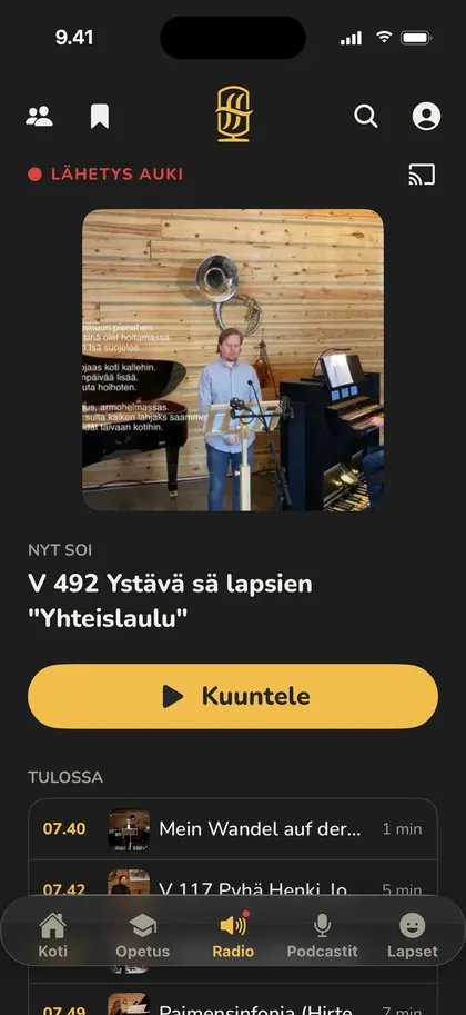 Lauluhuoneen radio: lähetys soi, kuuntele-painike ja tuleva ohjelma